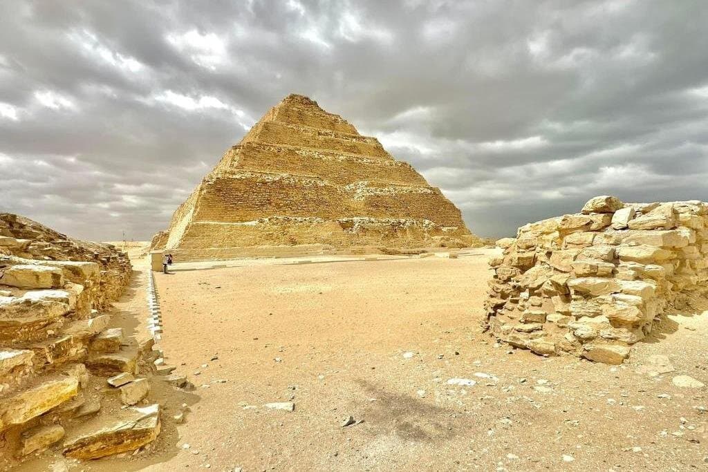 Full-Day Private Tour of Pyramids of Giza, Sakkara and Dahshur