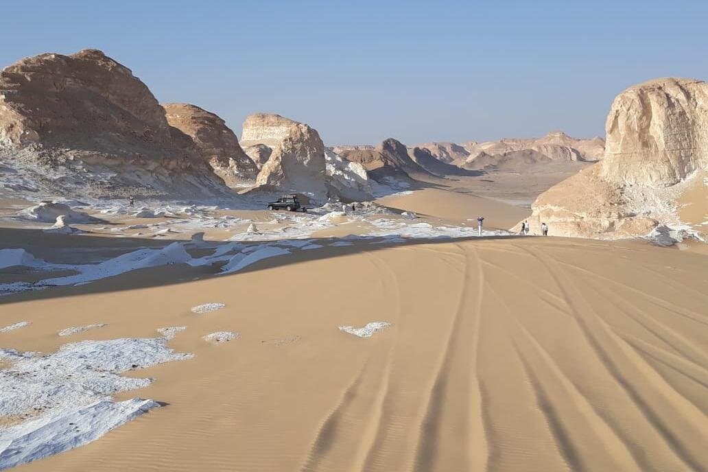 Overnight tour to Baharyia Oasis( Black&White desert with the Crystal mountain)