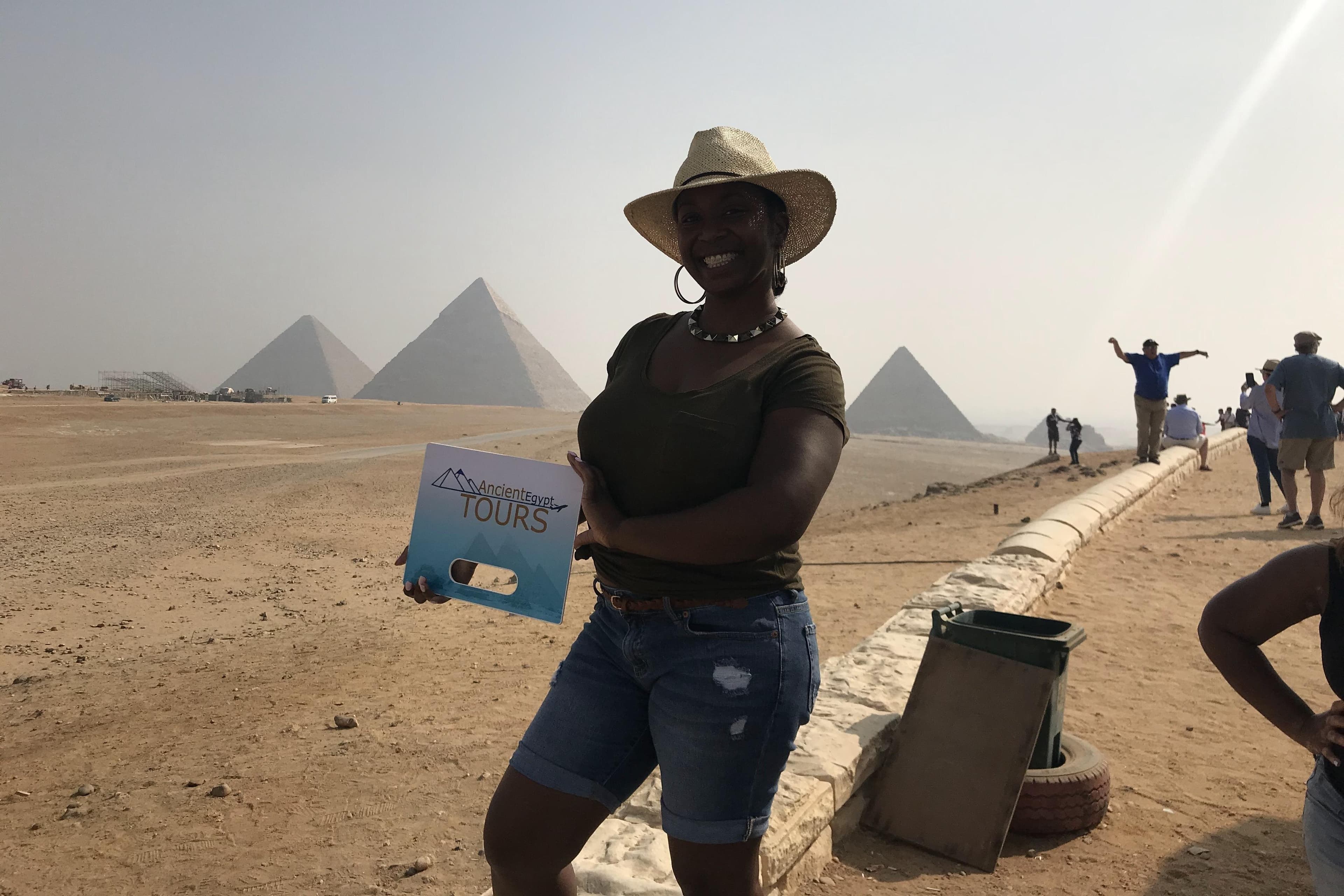 Private Day Tour to Giza Pyramids and Egyptian Felucca and Coptic Cairo