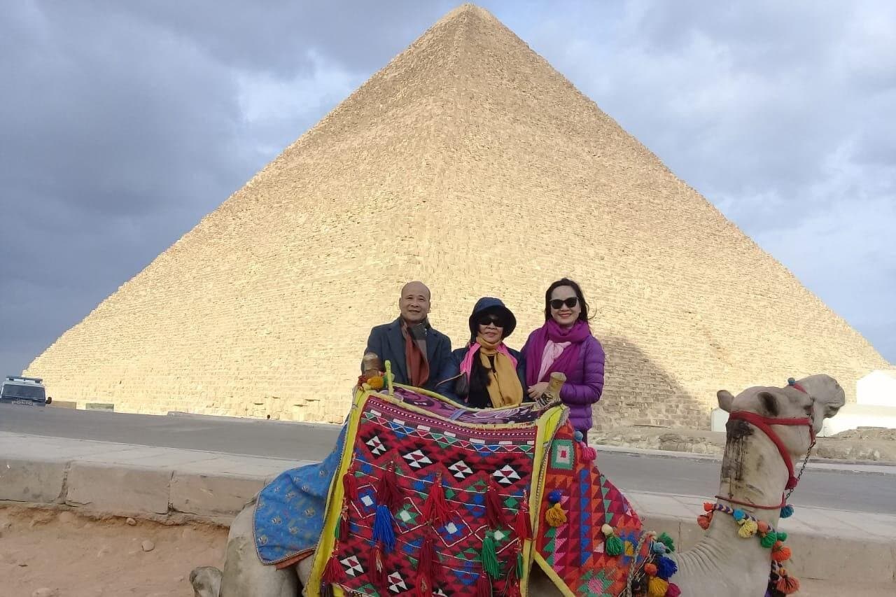 Private tour to Giza Pyramids , Sphinx and Egyptian Museum