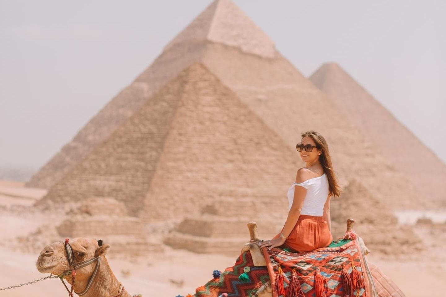 Camera Photoshoot Tour at Pyramids of Giza with Instagram Style