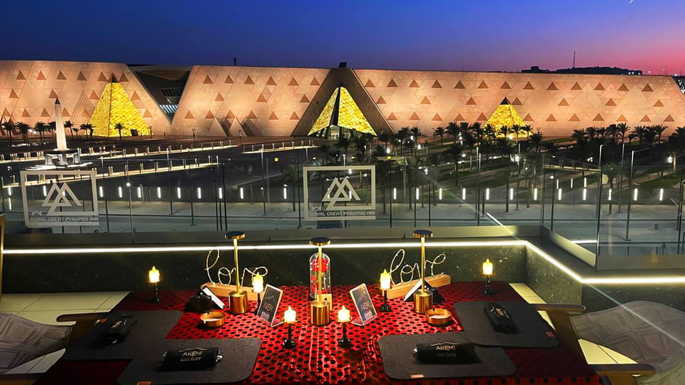 Cairo: Dinner with Grand Egyptian Museum & Pyramids Views