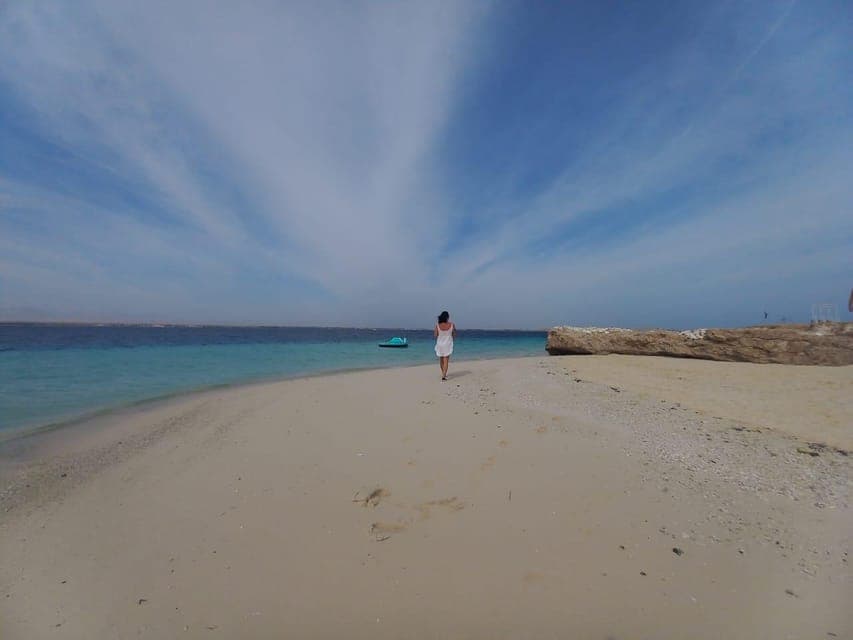 Hurghada: Yacht trip To Magawish island & Snorkeling & Lunch