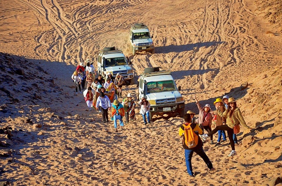 Hurghada: Safari Jeep & Camel Ride with BBQ Dinner & Show