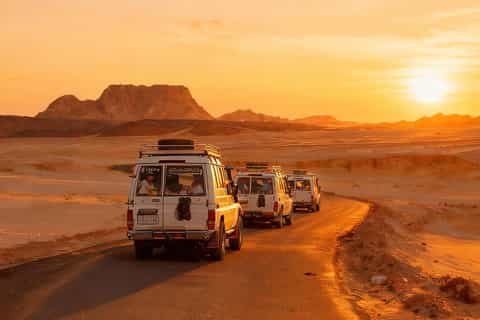 Hurghada: 6-Hour Jeep Desert Safari, Dinner, and Show