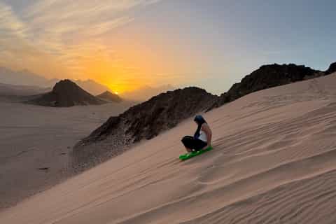 Hurghada: Mount Shaib El Banat Tour with Sandboarding