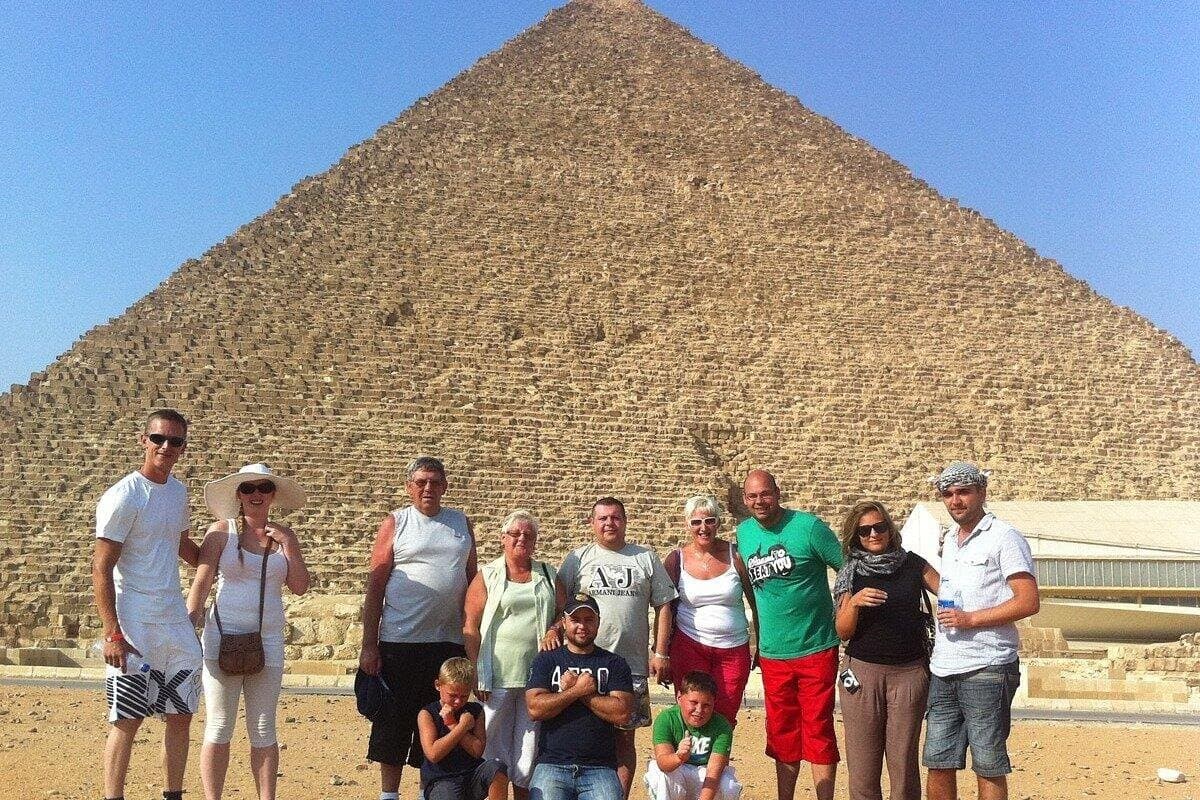 Full-Day Private Tour to Pyramids of Giza, Sphinx, Sakkara pyramid