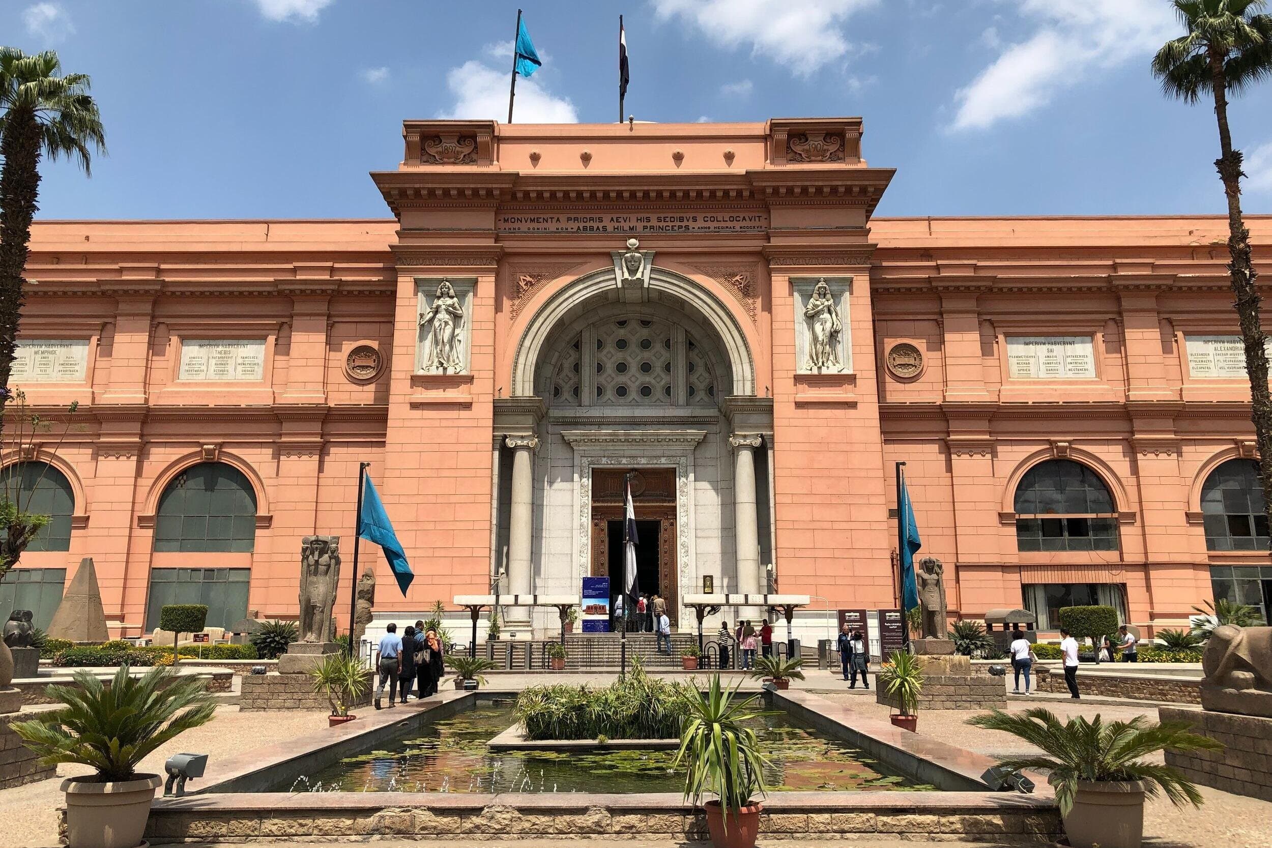 Pyramides of giza and civilizations Museum praivat tour with guid